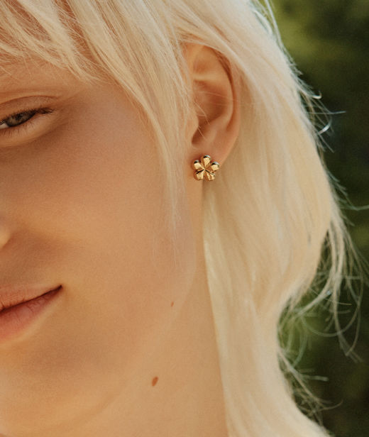 Stålörhänge Daisy Studs Gold SU26