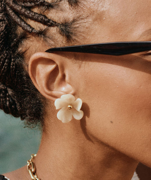 Stålörhänge Wildflower Studs Offwhite Gold SU26