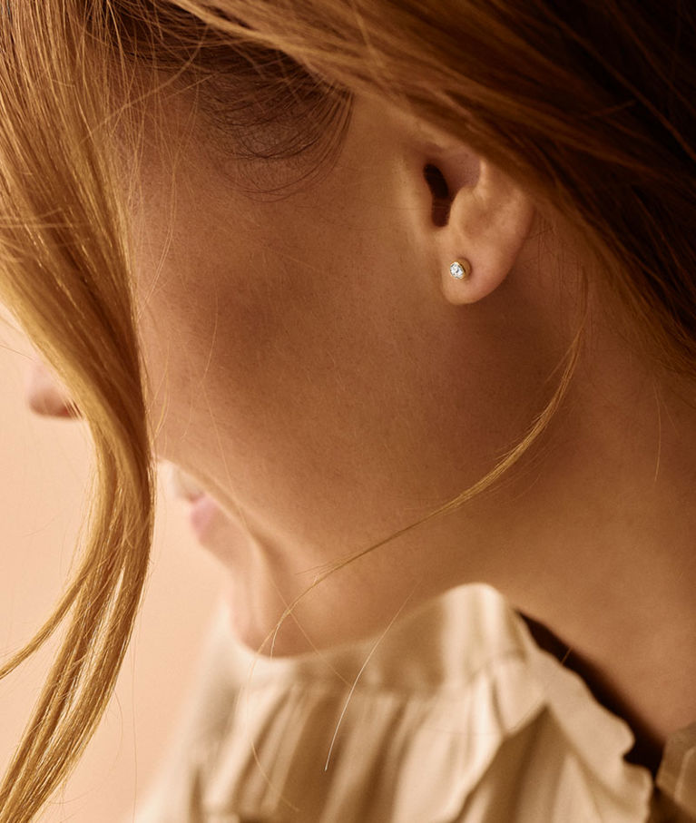 Titanörhängen Bezel 4mm gold