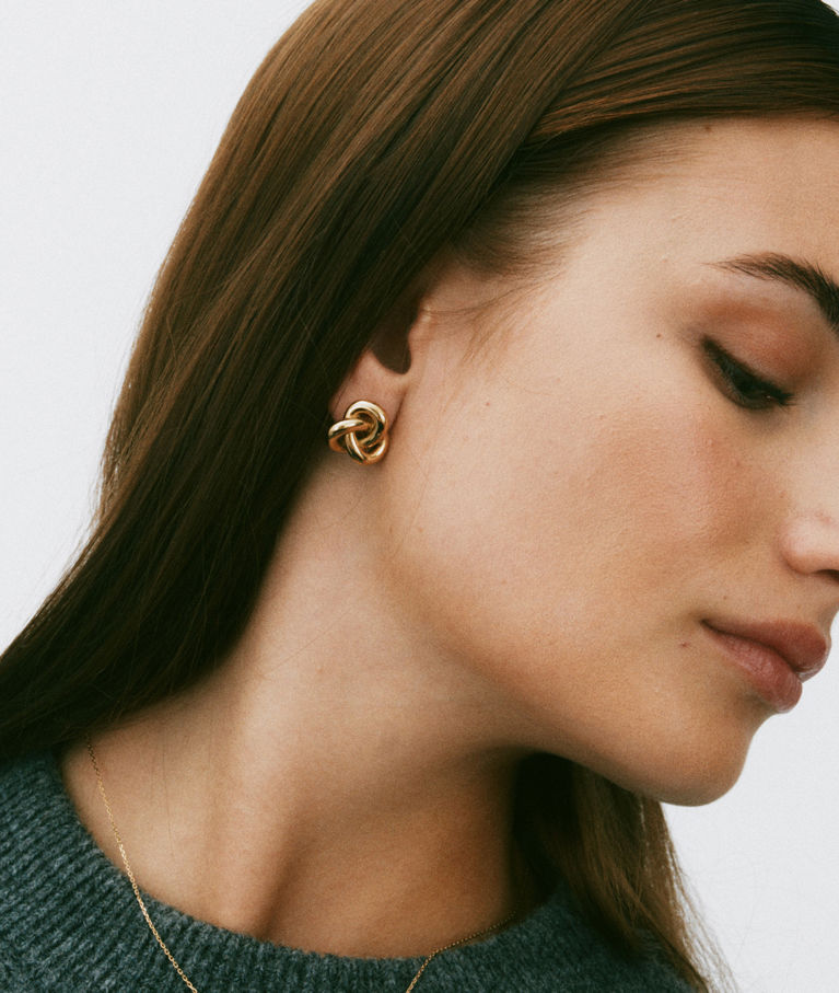 Stålörhängen Infinity knot studs L gold