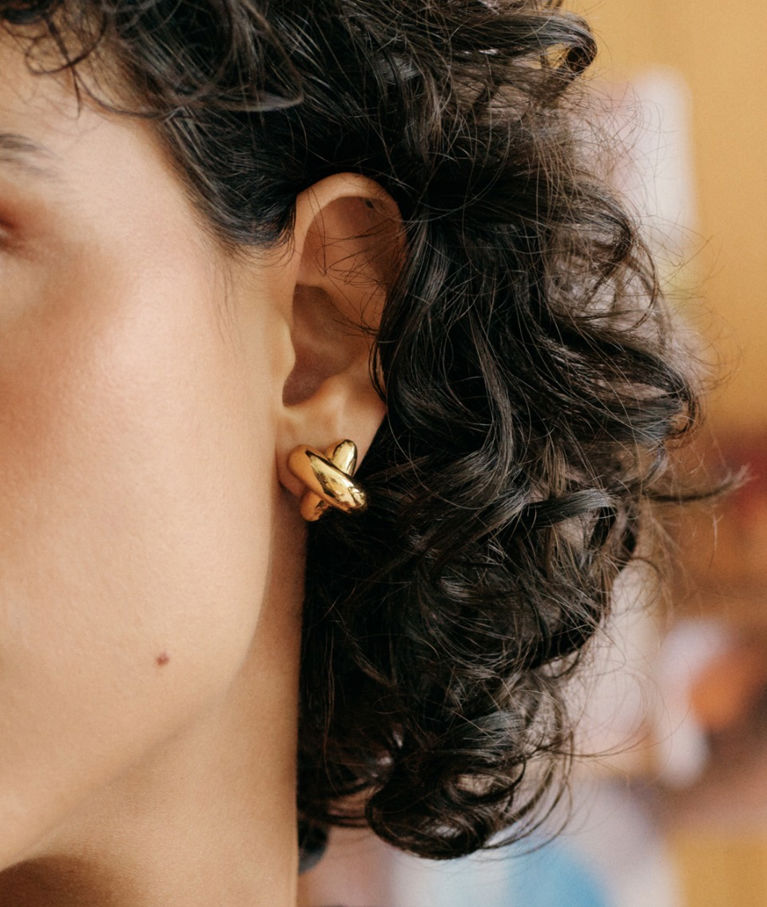 Stålörhängen Alexa Studs L Gold SP26