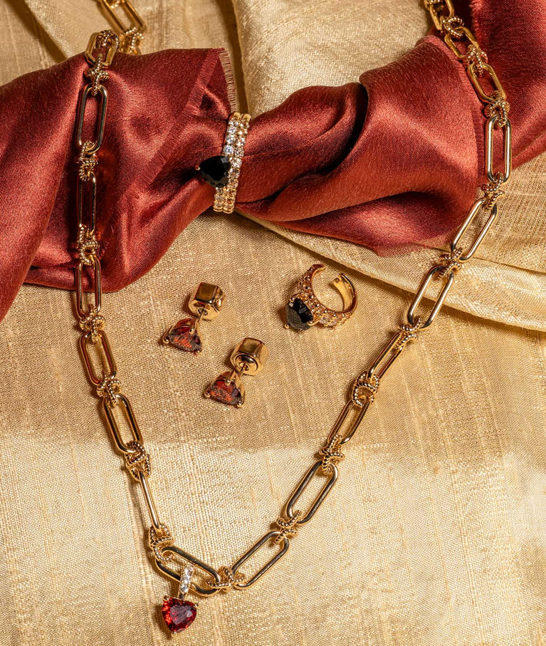 Mässingörhänge Venus stud Garnet gold